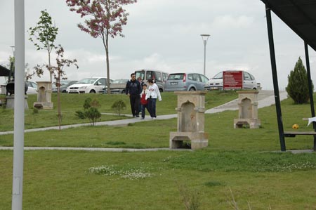 Erdem Ailesi Piknik Alanina Girerken_01