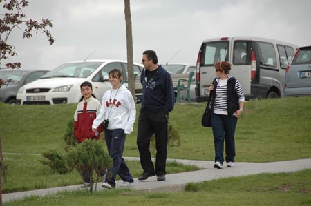 Erdem Ailesi Piknik Alanina Girerken_03